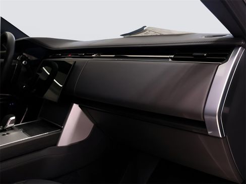 Certified 2025 Land Rover Range Rover SE image 11