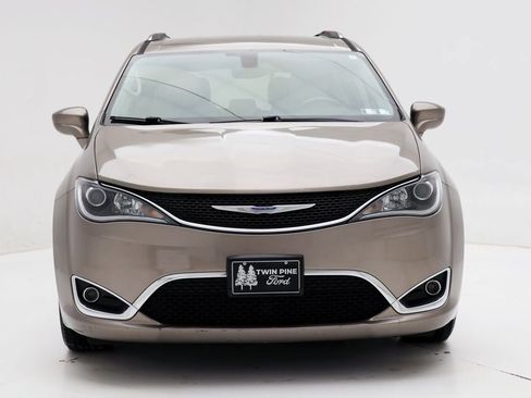 Used 2018 Chrysler Pacifica Touring-L image 4