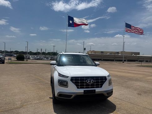 Used 2025 Hyundai Venue SEL FWD image 3