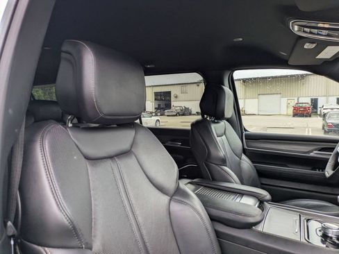 Used 2024 Jeep Wagoneer L Series II RWD image 33