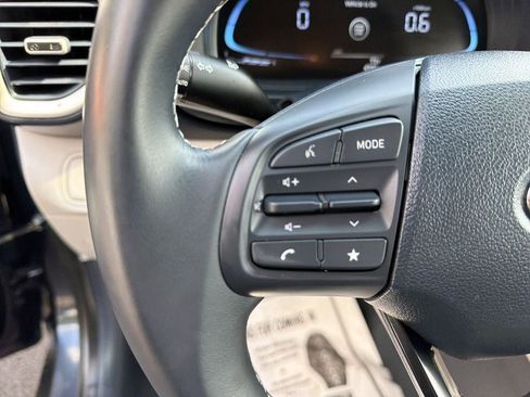 Used 2025 Hyundai Venue Limited FWD image 18