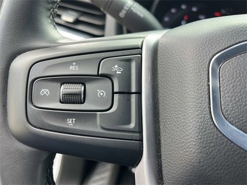 Used 2024 GMC Yukon SLT image 33