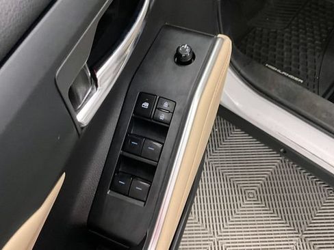 Used 2024 Toyota Highlander XLE AWD/4WD image 41