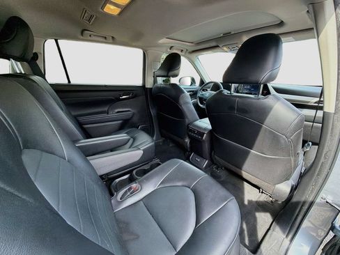 Used 2022 Toyota Highlander XLE FWD image 30
