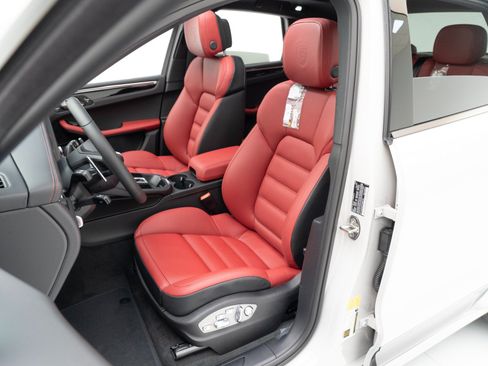 Certified 2026 Porsche Macan AWD/4WD image 5