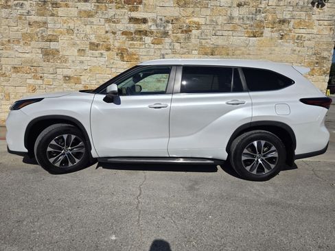 Used 2024 Toyota Highlander XLE FWD image 1