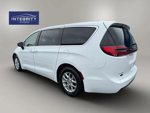 Used 2025 Chrysler Pacifica Select FWD image 3