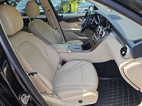 Used 2022 Mercedes-Benz GLC 300 4MATIC image 10