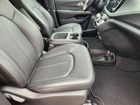 New 2026 Chrysler Pacifica Select w/ S Appearance Package FWD image 13