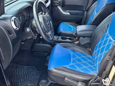 Used 2018 Jeep Wrangler Unlimited Sahara AWD/4WD image 9