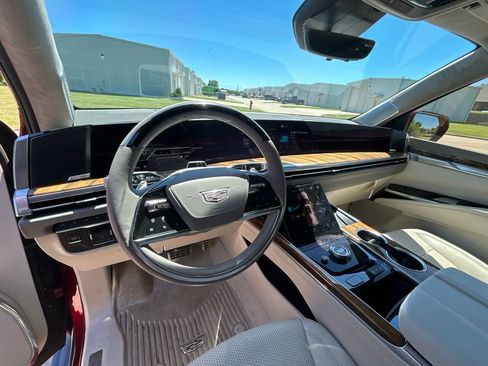 Used 2025 Cadillac Escalade Sport Platinum w/ LPO, ONYX Package AWD/4WD image 10
