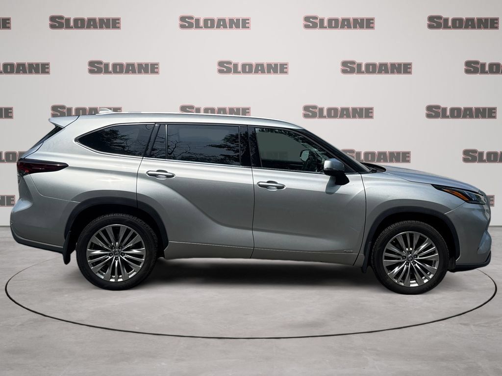 Used 2024 Toyota Highlander Platinum AWD/4WD image 6