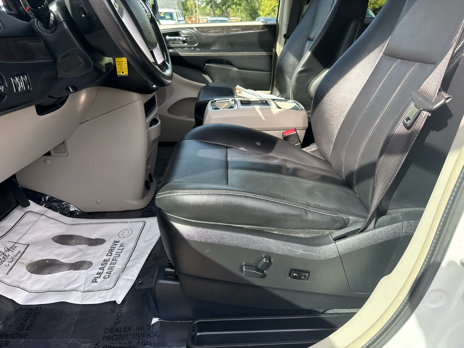 Used 2016 Chrysler Town & Country Touring FWD image 11