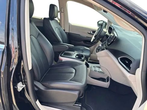 Used 2024 Chrysler Pacifica Touring-L FWD image 31