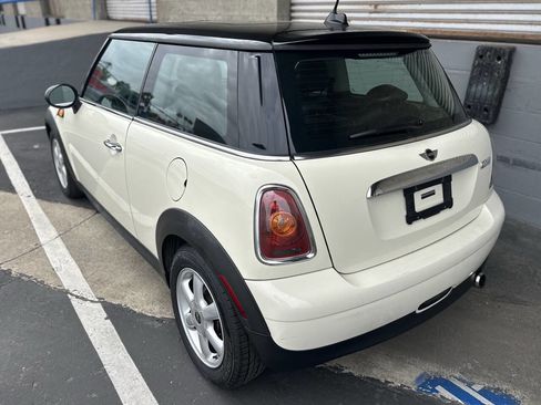 Used 2010 MINI Cooper Hardtop FWD image 4