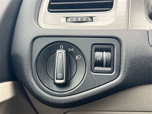 Used 2016 Volkswagen Golf S image 20