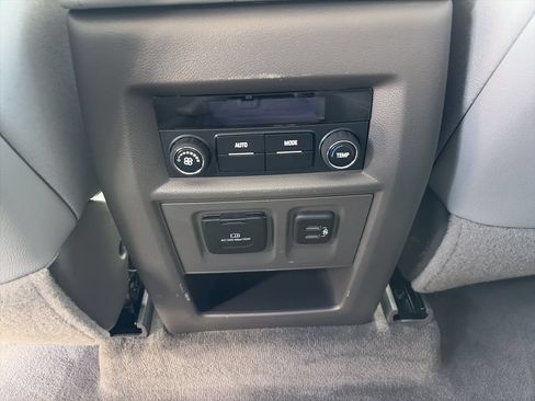 Used 2020 Chevrolet Traverse LT w/ LT Premium Package FWD image 18