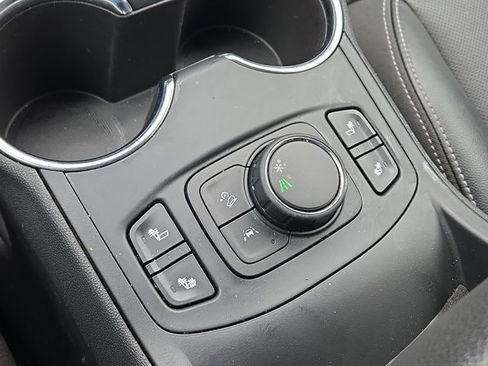 Used 2023 GMC Terrain SLT image 28