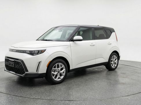 Used 2025 Kia Soul LX w/ LX Technology Package FWD image 3