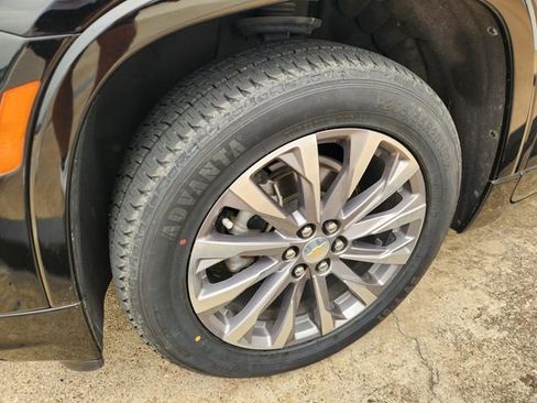 Used 2023 Chevrolet Traverse Premier FWD image 10