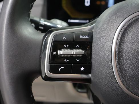 Used 2025 Kia Carnival FWD image 33