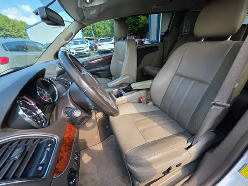 Used 2015 Chrysler Town & Country Touring FWD image 14