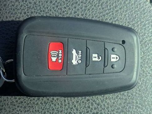 Used 2022 Toyota Camry XSE FWD image 32