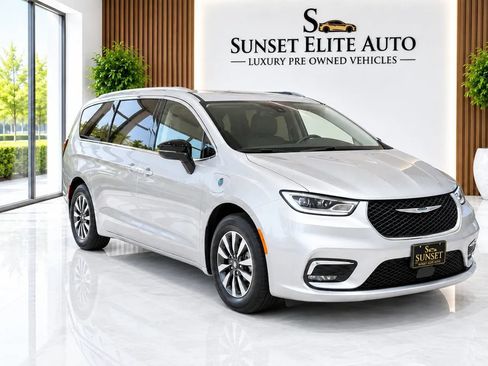 Used 2024 Chrysler Pacifica Limited FWD image 1