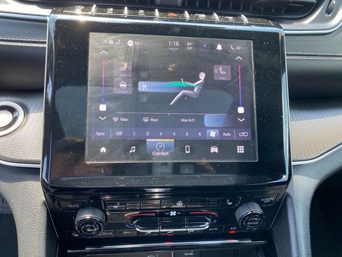 Used 2023 Jeep Grand Cherokee Altitude AWD/4WD image 12