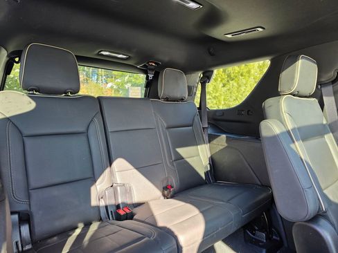 Used 2023 GMC Yukon SLT w/ SLT Premium Package image 24