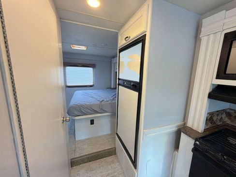 Used 2016 Ford E-450 and Econoline 450 Super Duty w/ Motorhome Prep Package image 19