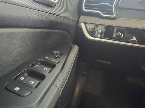 Used 2025 Kia Sportage LX FWD image 36