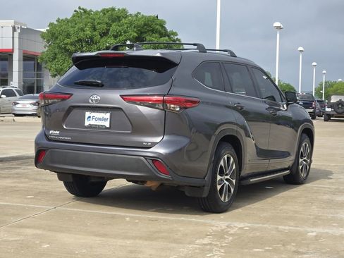 Used 2021 Toyota Highlander XLE FWD image 7