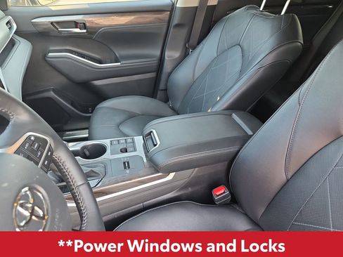 Used 2025 Toyota Highlander Platinum AWD/4WD image 17