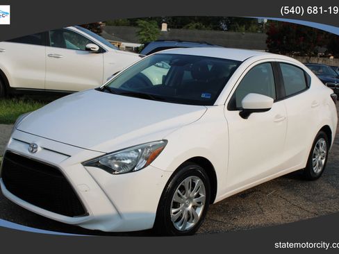 Used 2019 Toyota Yaris L FWD image 1