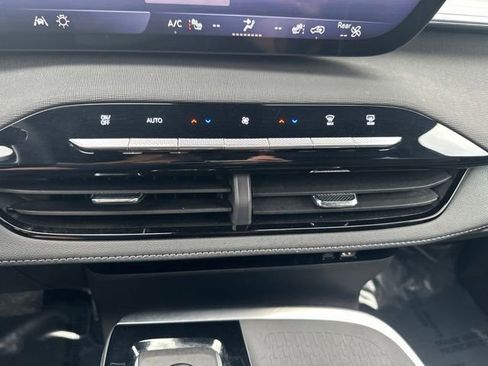 Used 2025 Buick Enclave Preferred AWD/4WD image 32