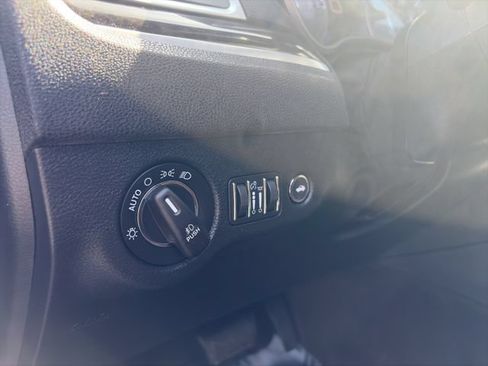 Used 2018 Chrysler 300 Limited AWD/4WD image 26
