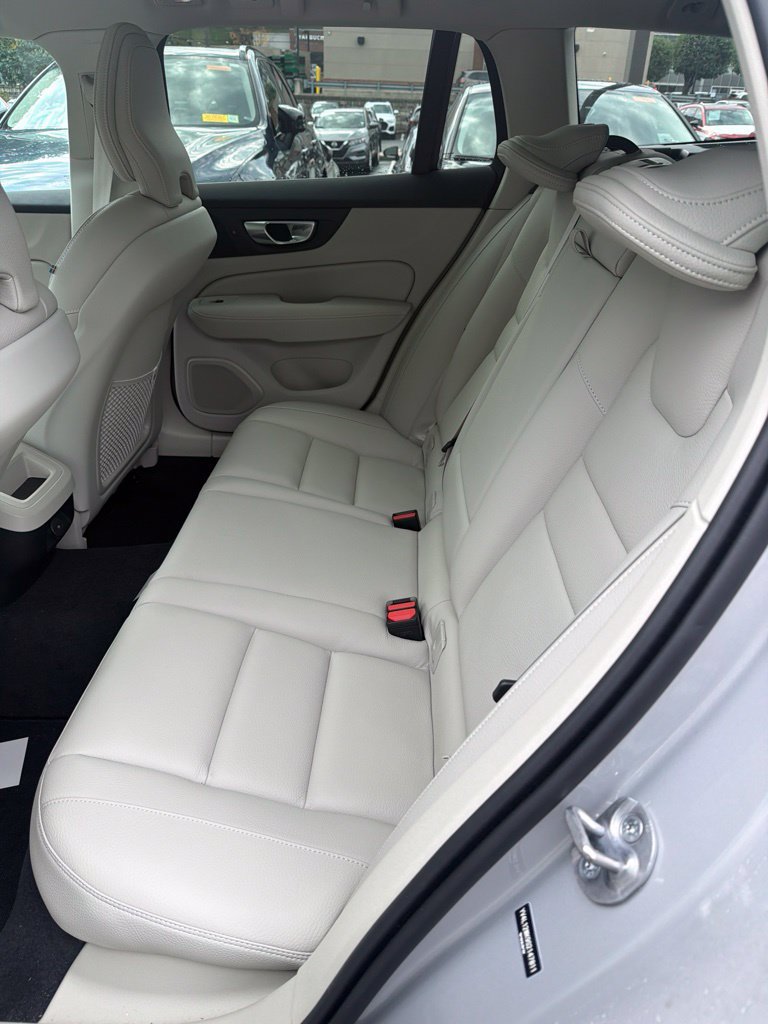 Certified 2025 Volvo V60 B5 Cross Country Plus AWD/4WD image 9