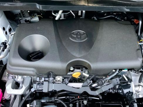 Used 2024 Toyota Sienna XLE FWD image 32