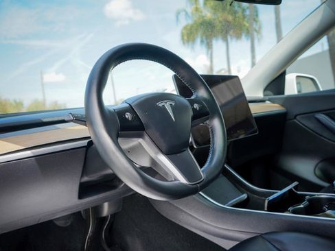 Used 2020 Tesla Model Y Long Range image 9