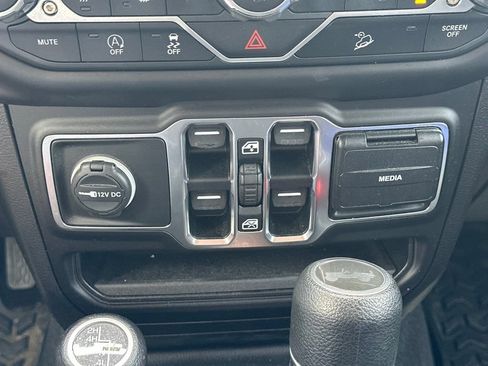Used 2020 Jeep Wrangler Unlimited Sahara w/ Cold Weather Group AWD/4WD image 25