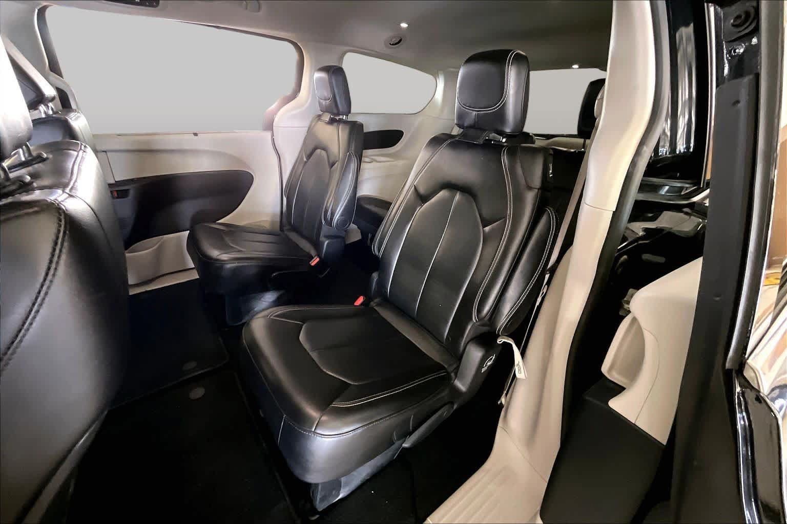 Used 2024 Chrysler Pacifica Touring-L FWD image 18