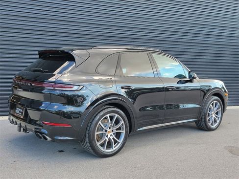 Used 2025 Porsche Cayenne image 6