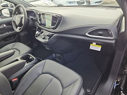 New 2026 Chrysler Pacifica Select image 29