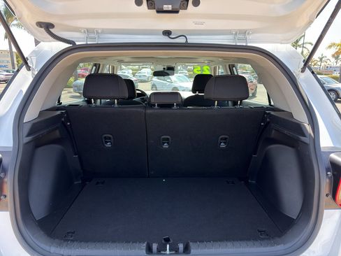 Used 2025 Hyundai Venue SEL FWD image 6