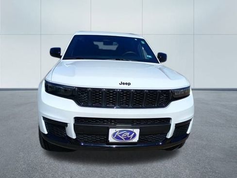 Used 2022 Jeep Grand Cherokee L Laredo image 9