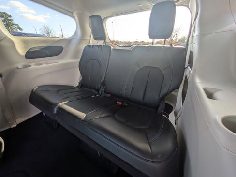 Used 2023 Chrysler Pacifica Touring-L image 9