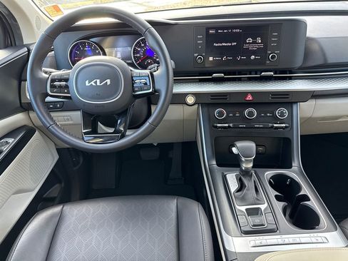Certified 2023 Kia Carnival LX image 22