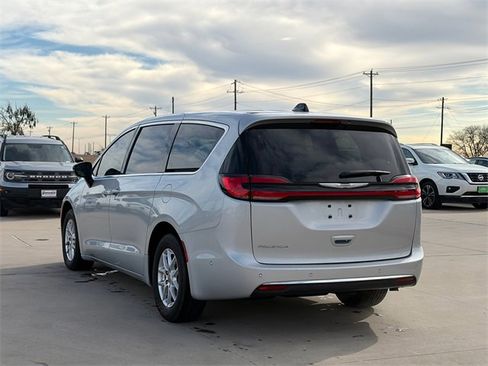 Used 2024 Chrysler Pacifica Touring-L image 7