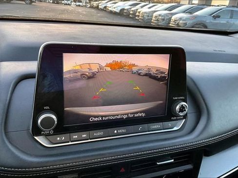 Used 2024 Nissan Rogue SV image 11